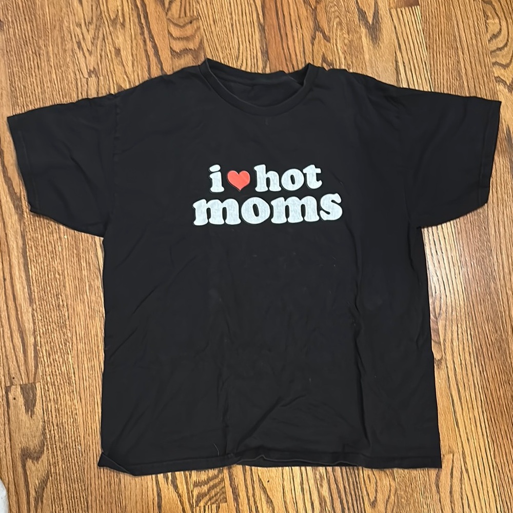 Black Unisex “I ❤️ HOT MOMS” Tee